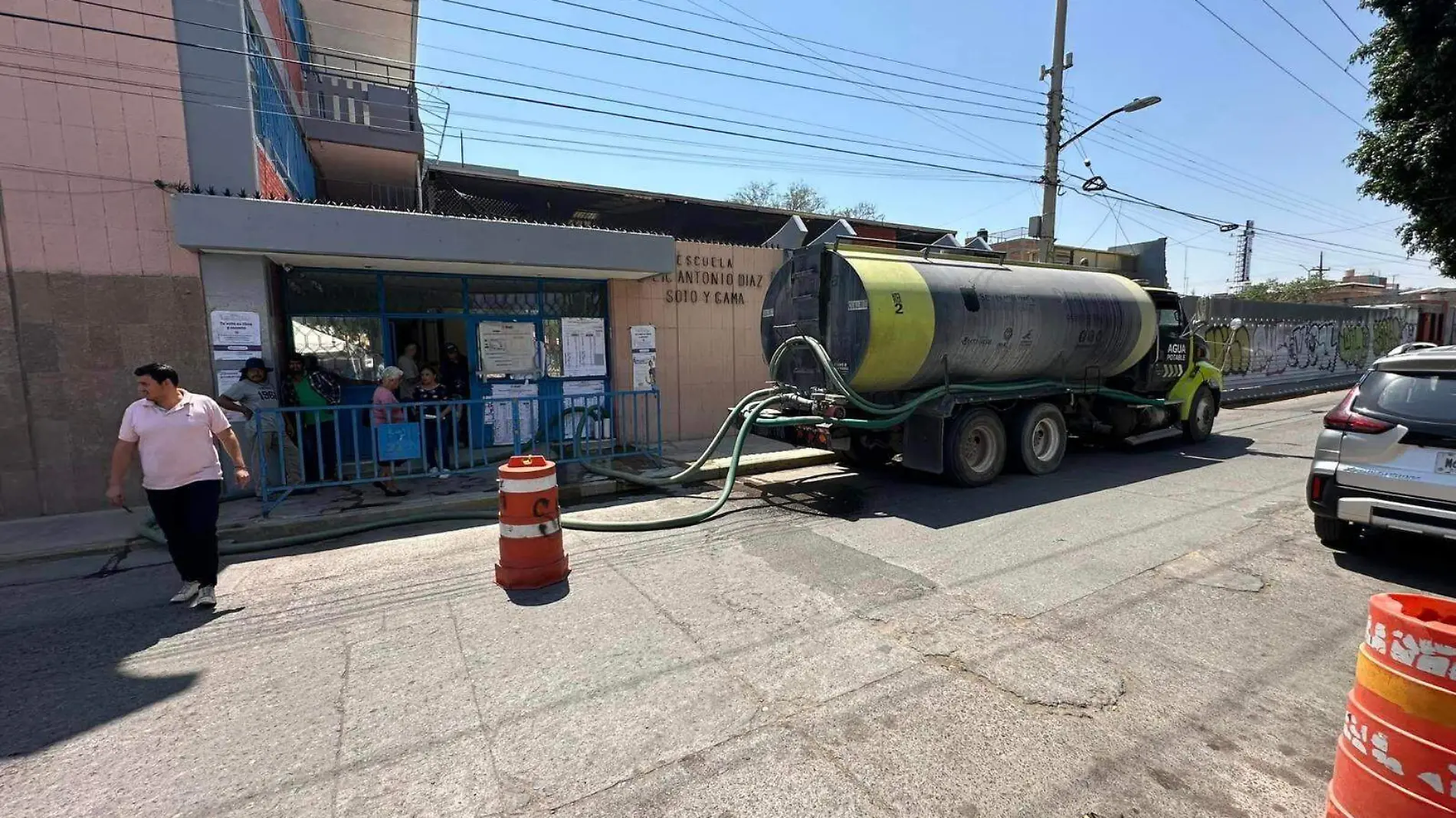 Entrega de agua con pipas en escuelas (2)